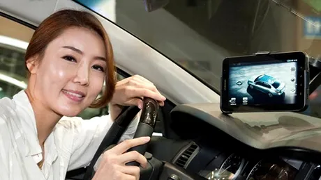 Manualul de instrucţiuni al maşinii înlocuit cu o tabletă electronică Samsung