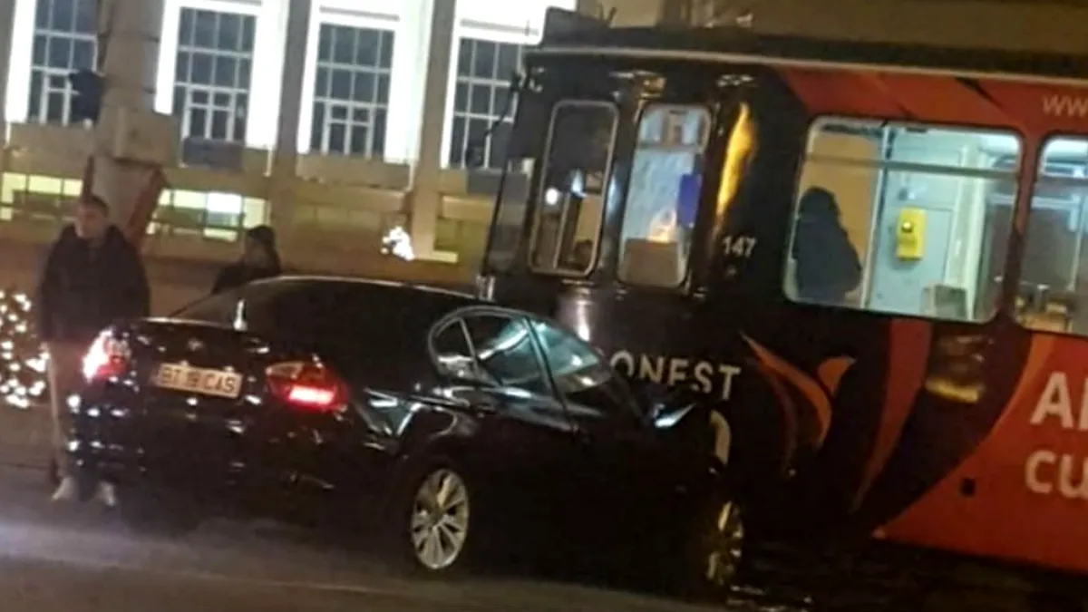 Răzbunare? Un BMW a lovit în plin un tramvai la Iași