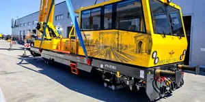 O drezină fabricată în România și un camion capabil să ruleze pe șine de tren, prezentate la un târg de la Berlin de o companie locală