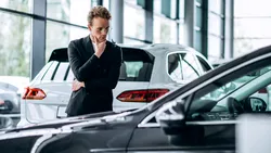 Renault s-a alăturat Volkswagen și Stellantis: Marii constructori auto cer reguli „Made in EU” pentru a bloca expansiunea vehiculelor chinezești