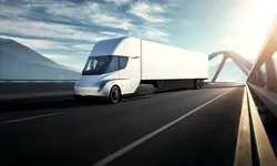 Elon Musk anunță că primele camioane Tesla Semi vor fi livrate în acest an