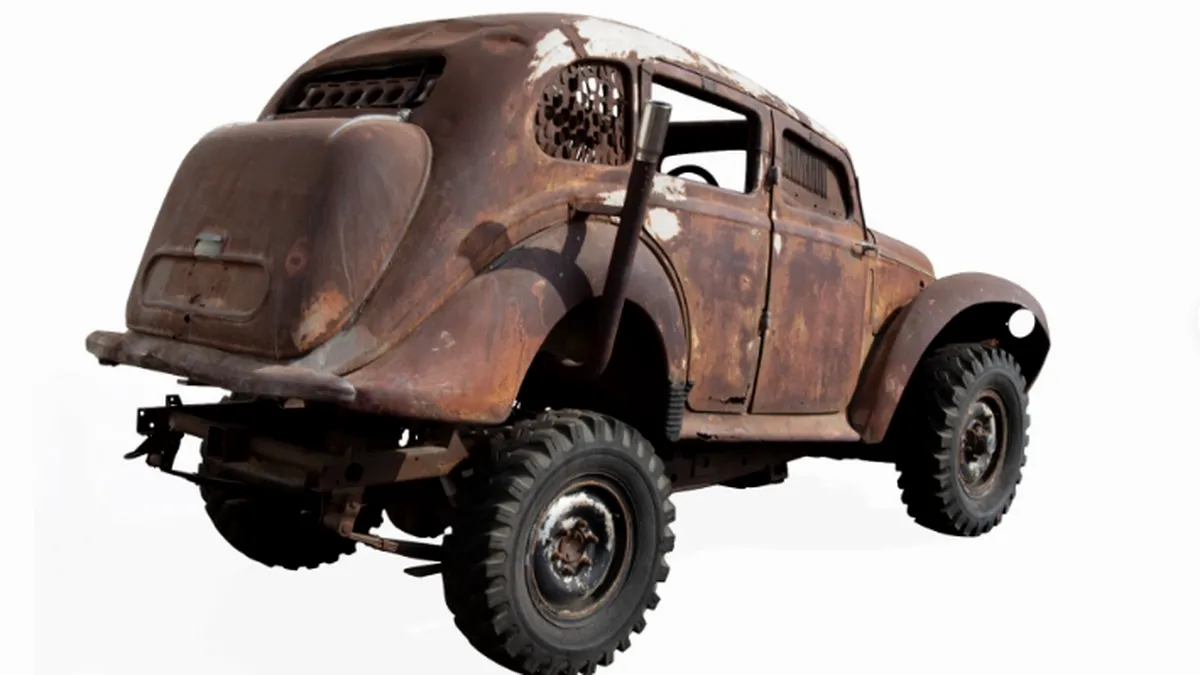 O mașină din Mad Max, construită din două modele complet diferite, se vinde pe eBay