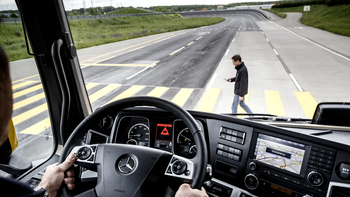 Divizia Trucks a Mercedes-Benz România lansează o ediţie limitată Actros Safety Edition - FOTO