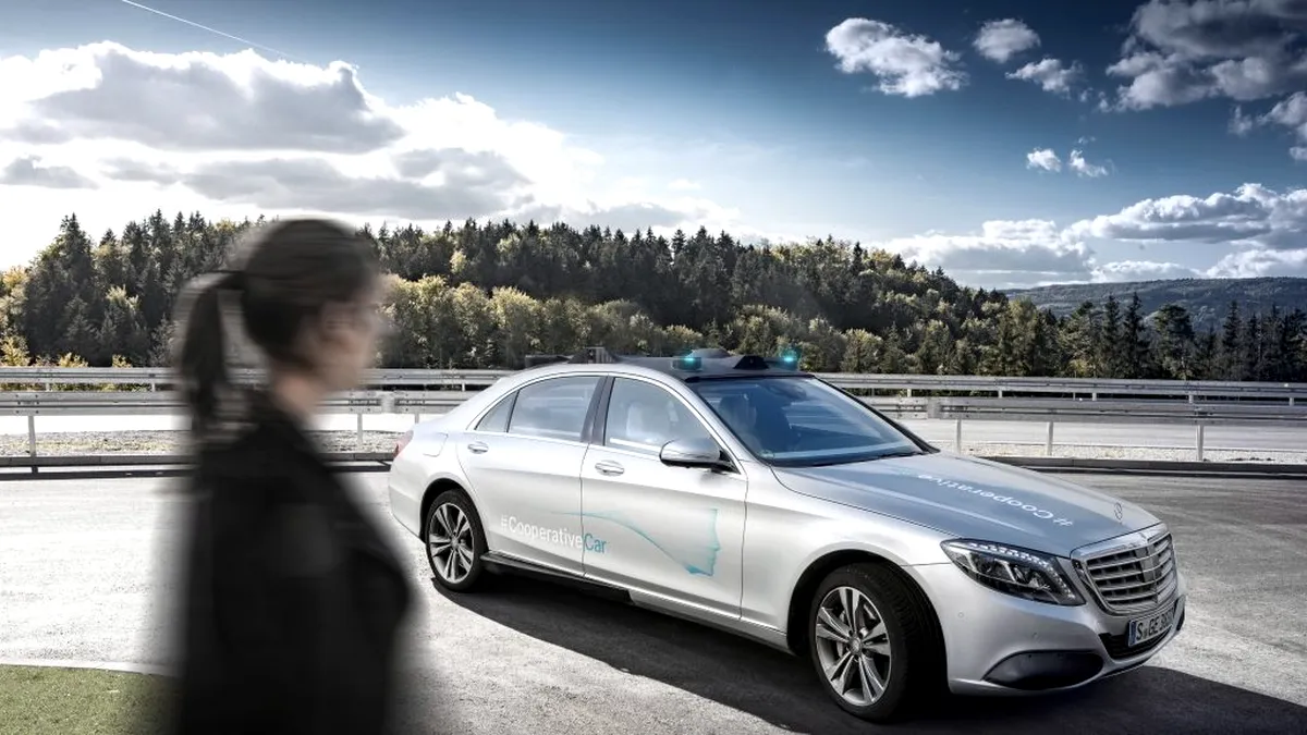 Autovehiculul interactiv Mercedes-Benz Clasa S atenţionează pietonii cu semnalizări luminoase 360° de culoare turcoaz