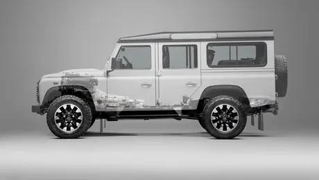 <span class='prepend'>Foto |</span> Land Rover transformă clasicul Defender printr-un program de conversie limitat la 4 ani de producție. Clienții pot alege un V8 modern pentru modelul legendar