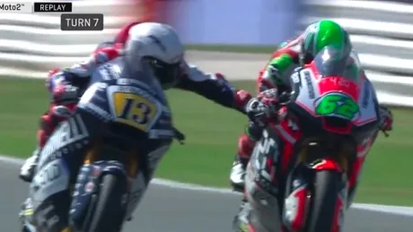 VIDEO Incident incredibil la Moto 2: un italian i-a tras frâna rivalului la peste 200km/h