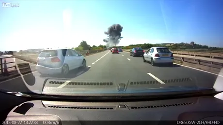Un avion de vânătoare s-a prăbuşit pe o autostradă din Marea Britanie în timpul unui show aerian. VIDEO