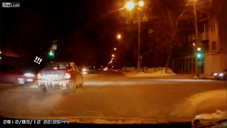 ACCIDENT. De ce e bine să nu treci pe galben la semafor. VIDEO