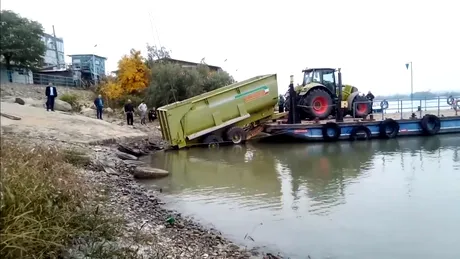 Tractor cu remorca, scăpat în Dunăre la urcarea pe bac - VIDEO