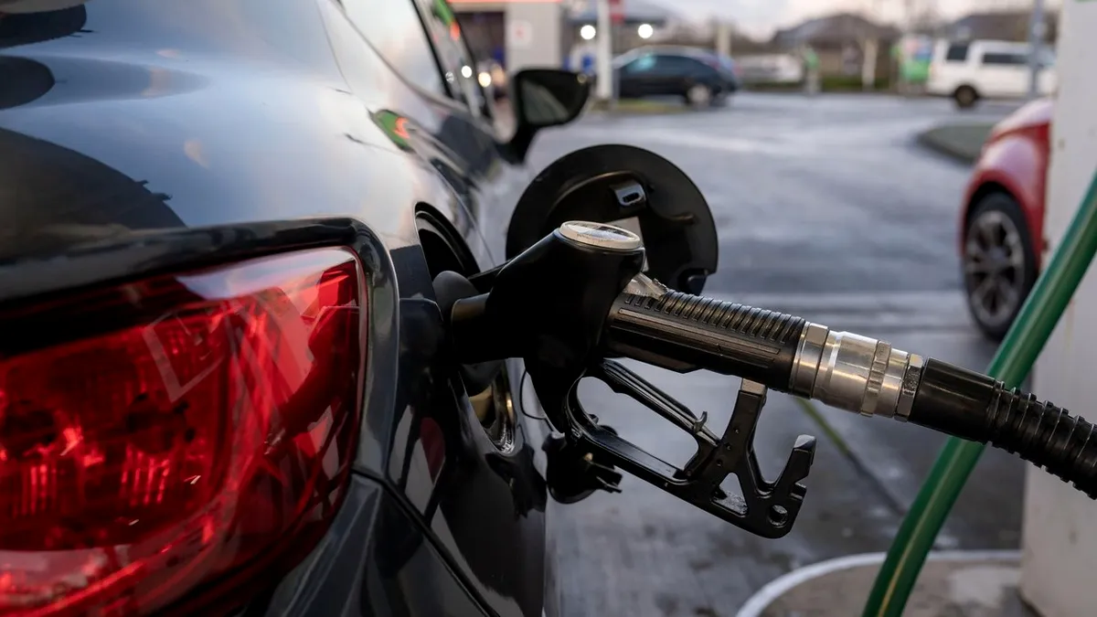 Șoferii, în fața scumpirilor: Cât costă un plin de benzină și motorină, începând de azi, 1 august