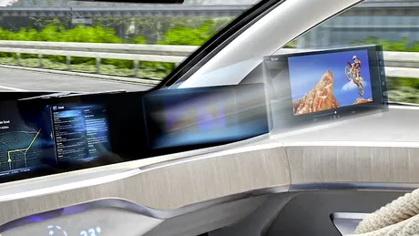 A fost dezvoltat ecranul auto ce reduce distragerea atenției șoferului și oferă divertisment pasagerilor