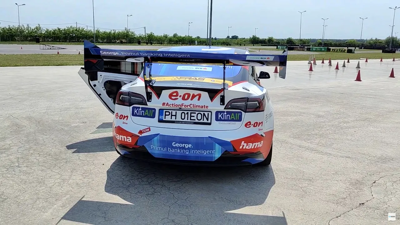Walkaround cu Tesla Model 3 Performance pregătită pentru Campionatul National de Viteza în Coastă 