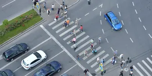 2026: Când poți să întorci mașina într-o intersecție semaforizată? Regula din Codul Rutier care îi încurcă pe șoferi