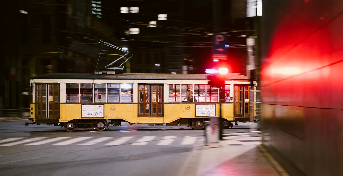 Când au șoferii dreptul de a conduce pe linia de tramvai? Ce sancțiune riscă cei care încalcă legea