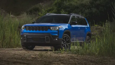 Jeep prezintă noua generație a SUV-ului Cherokee. Modelul debutează cu o motorizare hibrid