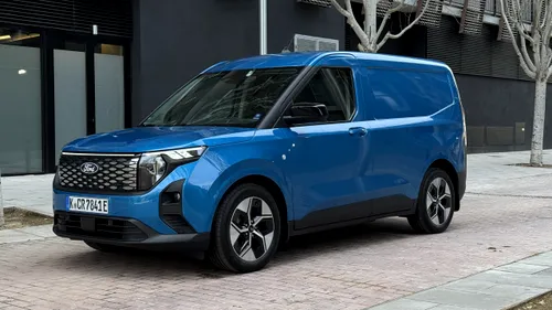 Ford E-Transit Courier, van-ul electric produs în România, primește baterie mai mare și autonomie de 334 KM