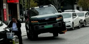 Tesla, bate asta dacă poți! Un BYD și-a ridicat roata blocată pentru parcare neregulamentară și a plecat pe celelalte trei