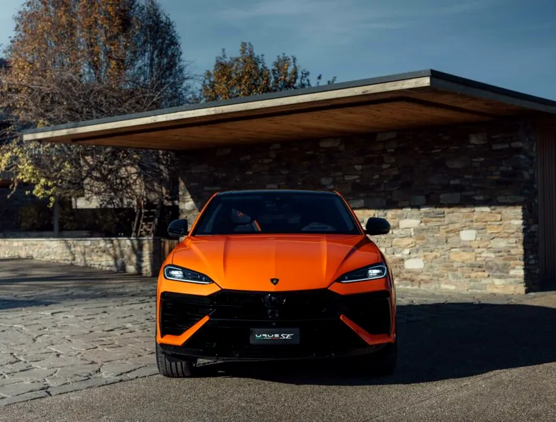 Lamborghini Urus SE este cea mai puternică versiune a SUV-ului italian. Sistemul de propulsie hibrid produce 800 CP