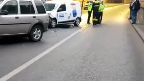Accident în lanţ în Bucureşti. Cinci maşini implicate, un şofer rănit şi transportat la spital - VIDEO