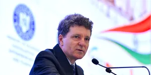 Economedia: Nicușor Dan a publicat declarațiile de avere și de interese ale partenerei sale. Ce salariu primește Mirabela Grădinaru de la Dacia