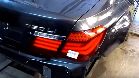 Un BMW Seria 7 serios şifonat, refăcut la perfecţie de un mecanic cu mâini de aur - VIDEO