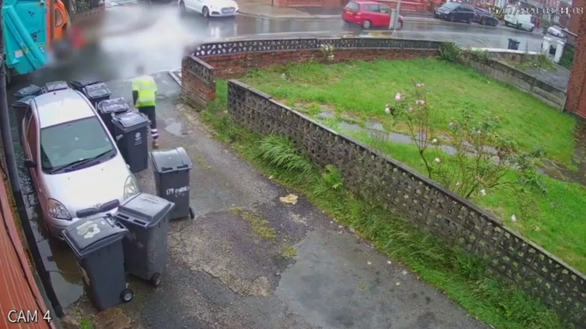 Gunoieri, filmați când blochează o mașină cu tomberoane - VIDEO