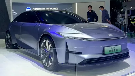 Toyota a prezentat un nou model electric, posibil rival pentru Tesla Model S