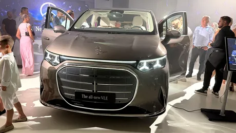 Incident neobișnuit la Salonul Auto de la Paris. Un copil a reușit să pornească un Mercedes VLE și să facă accident cu acesta