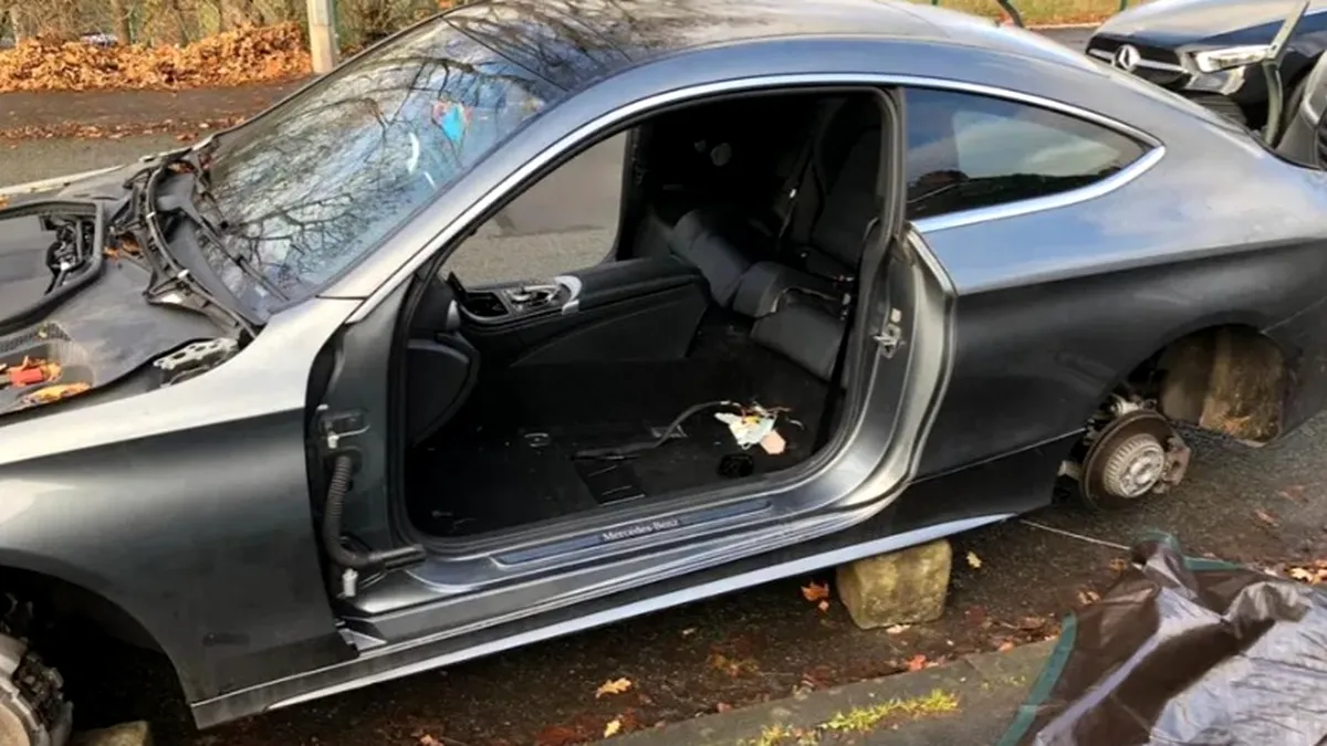 Hoții i-au dezmembrat mașina parcată chiar în fața casei. Un Mercedes C-Class AMG a fost lăsat pe cărămizi - GALERIE FOTO