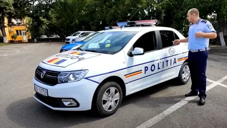 Cum arată mașina de poliție Dacia Logan cu care se transportă infractori?