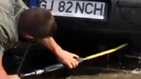 ”Pasagerul nedorit” pe care l-a găsit un şofer din Gorj, în ţeava de eşapament a maşinii | VIDEO