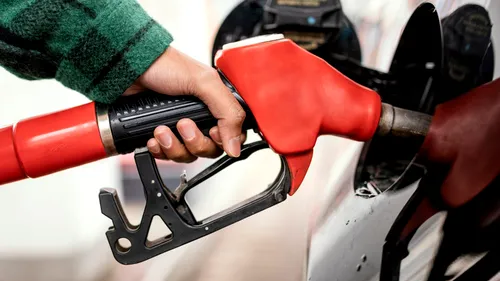 Prima zi de august aduce noi majorări de preț la pompă. Motorina a trecut de 10,50 lei pe litru la Petrom