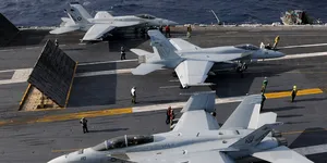 Atac neobișnuit, de tip A-10 „Warthog”: Un avion F/A-18 a scos din uz o navă iraniană în Golful Oman cu tunul său de 20 mm