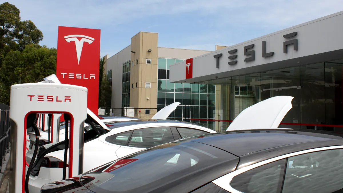Se deschide un showroom Tesla în Cluj. Ce planuri are compania americană
