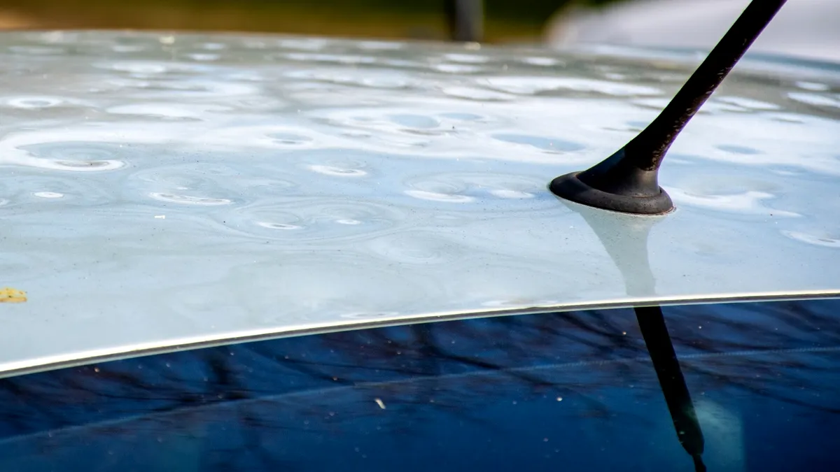 2025: Cine plătește reparația dacă mașina e lovită de grindină? Ce pagube acoperă RCA