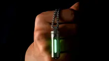 Un breloc din titan de 45 mm luminează 25 de ani fără baterii prin fizica materialelor