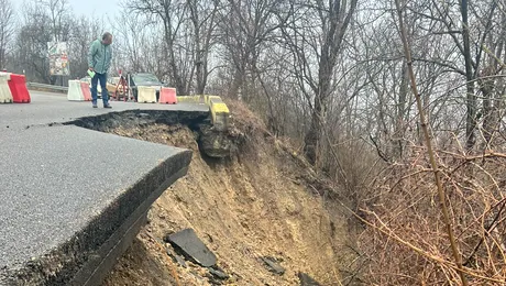 O bandă de circulație s-a prăbușit la intrarea în Câmpina. Trafic paralizat pe DJ 101R