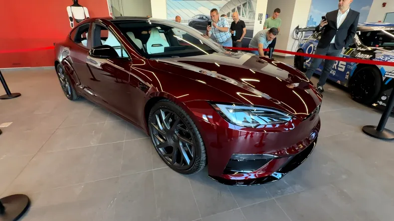 <span class='prepend'>Foto |</span> Tesla Model S Signature a ajuns acum și în România. Primul model importat aparține lui Dominic Marcu, campion național la viteză în coastă