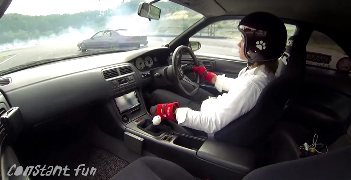 Lecţie de drift, văzută din interiorul maşinii. VIDEO