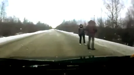 VIDEO: Ce-ţi pot face autostopiştii iarna