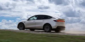 Tesla lansează în China versiunea cu ampatament extins pentru Model Y. Cât costă SUV-ul pe piața chineză?