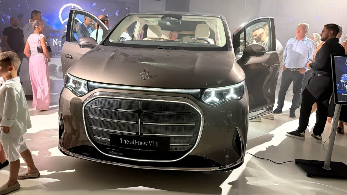 Incident neobișnuit la Salonul Auto de la Paris. Un copil a reușit să pornească un Mercedes VLE și să facă accident cu acesta