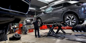 Românii caută tot mai mult să repare autoturismele decât să cumpere unele noi. Afacerile din sector au crescut cu 2,1% față de anul trecut