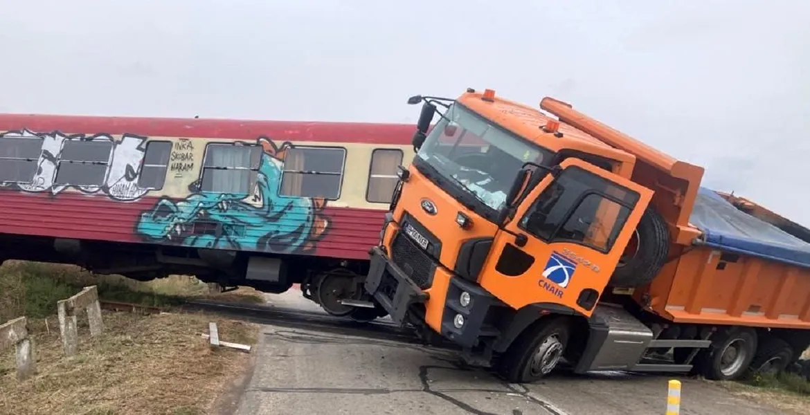 Un tren a lovit în plin un camion la o trecere la nivel cu calea ferată