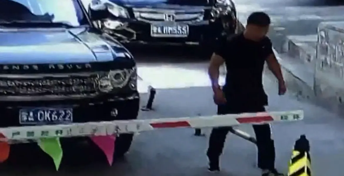 Doamne fereşte să-ţi iasă în cale un şofer ca ăsta. Road rage cu adversari inegali – VIDEO