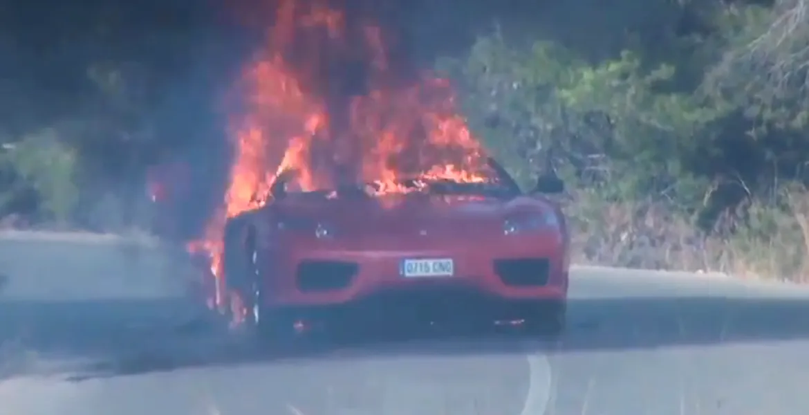 VIDEO: Seria bolizilor Ferrari mistuiţi de flăcări continuă