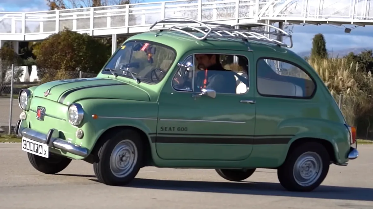 Testul elanului cu o mașină construită acum 50 de ani. A fost comparată cu Dacia Spring