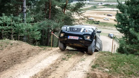 Test cu NOUL NISSAN NAVARA în România - Un pick-up cu abilităţi off-road şi interior de SUV