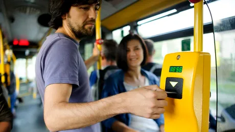 Primul oraș din România în care poți să plătești biletul de autobuz cu gunoi