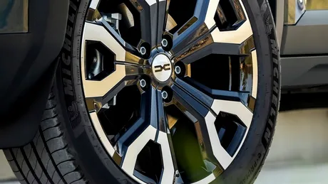 Poze spion cu Dacia C-Neo, în teste de drum. Ar putea fi noua „mașină de aur” a Europei